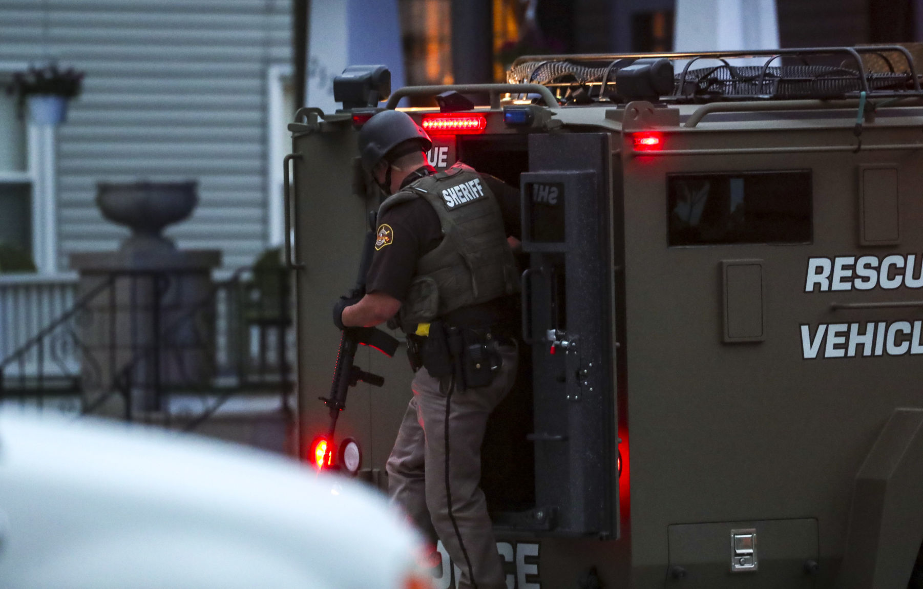 062318-qct-police-standoff-007